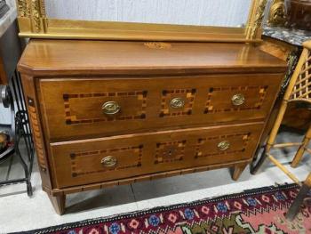 Intarzovaná dvouzásuvková komoda  Intarzovaná dvouzásuvková komoda