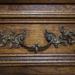 Zámecká dubová skříň z 19. století Zámecká dubová skříň z 19. století