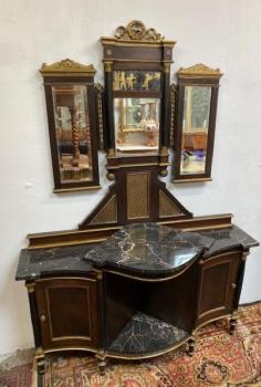 Zrcadlová toaletka s mramorovou deskou  Zrcadlová toaletka s mramorovou deskou