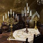 Párové neogotické mosazné svícny z 19. století Párové neogotické mosazné svícny z 19. století