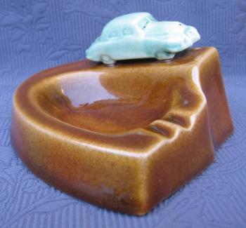 Popelník s modelem Škodovky, zn. Jihotvar Popelník s modelem Škodovky, zn. Jihotvar