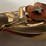 Zlatá brož s chalcedonem Zlatá brož s chalcedonem