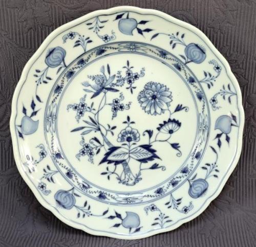 Talíř mělký III., cibulový vzor, zn. Míšeň  Talíř mělký III., cibulový vzor, zn. Míšeň