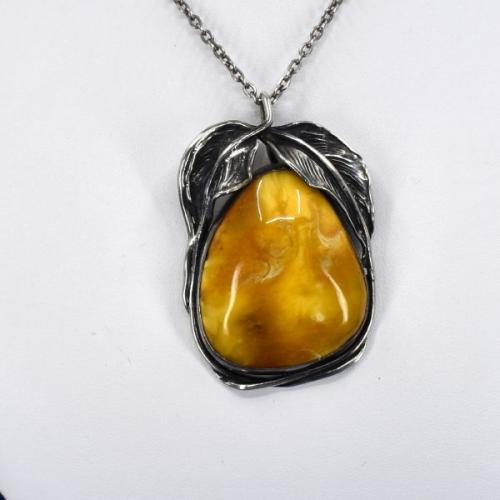 Stříbrný přívěsek s jantarem Stříbrný přívěsek s jantarem