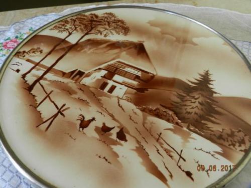 Otočný porcelánový podnos v chromové montáži Otočný porcelánový podnos v chromové montáži