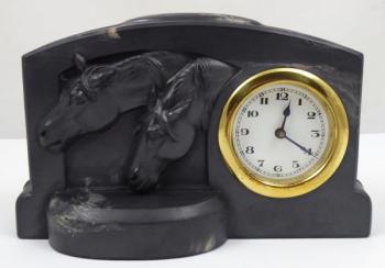 Stolní hodiny s reliéfem napájejících se koní Stolní hodiny s reliéfem napájejících se koní