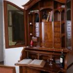 Intarzovaný sekretář s knihovnou a psací deskou Intarzovaný sekretář s knihovnou a psací deskou