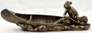 Bronzový sedící indián v kánoi Bronzový sedící indián v kánoi