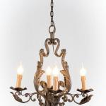 Zrestaurovaný kovový lustr Zrestaurovaný kovový lustr