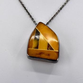 Stříbrný přívěsek s jantarem Stříbrný přívěsek s jantarem