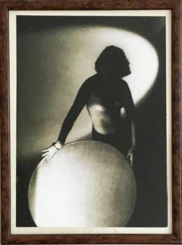 František Drtikol: Dívka s kruhem František Drtikol: Dívka s kruhem