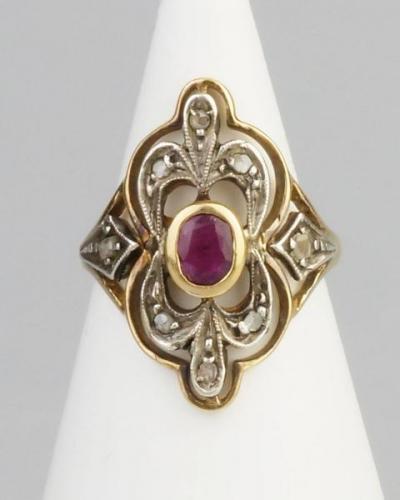 Zlatý prsten s rubínem a diamanty Zlatý prsten s rubínem a diamanty