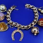 Zlatý náramek s přívěsky Zlatý náramek s přívěsky