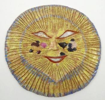 Slunce - závěsný reliéf z terakoty Slunce - závěsný reliéf z terakoty