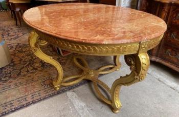 Zlacený jídelní stůl s mramorovou deskou II  Zlacený jídelní stůl s mramorovou deskou II