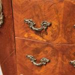 Intarzovaná komodka s vrchní mramorovou deskou Intarzovaná komodka s vrchní mramorovou deskou