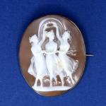 Zlaté náušnice a brož s kamejemi, Itálie, 1870 Zlaté náušnice a brož s kamejemi, Itálie, 1870