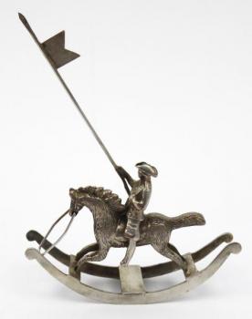 Stříbřený jezdec na koni s praporcem Stříbřený jezdec na koni s praporcem