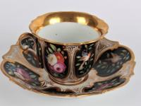 Šálek s podšálkem, kolem roku 1840 (Starožitnosti-Galerie USTAR) Šálek s podšálkem, kolem roku 1840 (Starožitnosti-Galerie USTAR)