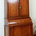 Intarzovaný sekretář s knihovnou a psací deskou Intarzovaný sekretář s knihovnou a psací deskou