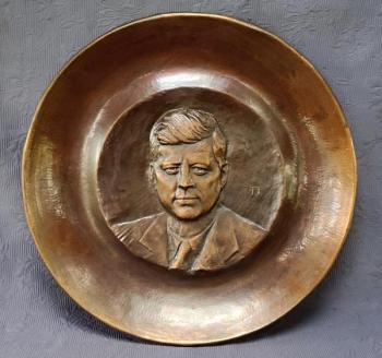Měděný reliéf - americký prezident John F. Kennedy Měděný reliéf - americký prezident John F. Kennedy