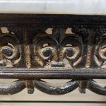 Litinový konzolový stůl s mramorovou deskou  Litinový konzolový stůl s mramorovou deskou