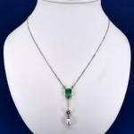 Bílozlatý kolier s briliantem, smaragdem a perlou Bílozlatý kolier s briliantem, smaragdem a perlou