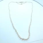 Perlový náhrdelník se zlatým zapínáním a brilianty Perlový náhrdelník se zlatým zapínáním a brilianty