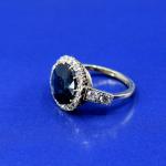 Bílozlatý prsten se safírem a brilianty, 1890 Bílozlatý prsten se safírem a brilianty, 1890