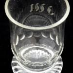 Sklenička na kulaté masivní patce, broušená Sklenička na kulaté masivní patce, broušená