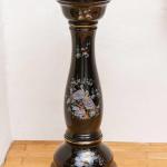 Porcelánový květináč na podstavci s dekorem pávů Porcelánový květináč na podstavci s dekorem pávů