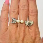 Stříbrný prsten Amorův šíp a tři srdce s perlami Stříbrný prsten Amorův šíp a tři srdce s perlami