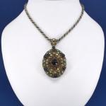 Stříbrný medailon s řetězem, 1850 Stříbrný medailon s řetězem, 1850