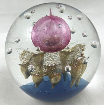 Těžítko s růžovou koulí a bublinkami Těžítko s růžovou koulí a bublinkami