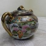 Bohatě zdobená cukřenka - Satsuma, Japonsko Bohatě zdobená cukřenka - Satsuma, Japonsko