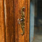 Vyřezávaná lutyšská dubová knihovna z 19. století  Vyřezávaná lutyšská dubová knihovna z 19. století