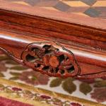 Vyřezávaný podkladní stolek s parketerií Vyřezávaný podkladní stolek s parketerií