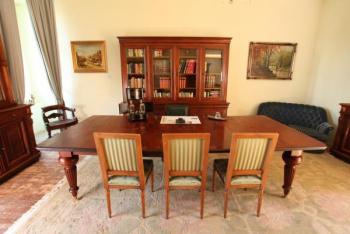 Jednácí nebo velký jídelní stůl. Masivní mahagon.  Jednácí nebo velký jídelní stůl. Masivní mahagon.