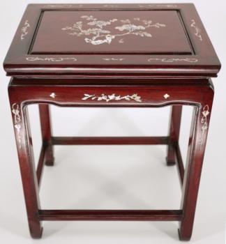 Čínský odkládací stolek vykládaný perletí Čínský odkládací stolek vykládaný perletí