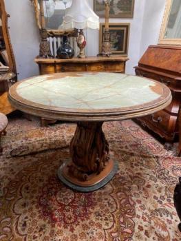 Jídelní stůl s bohatě řezbovanou trnoží  Jídelní stůl s bohatě řezbovanou trnoží