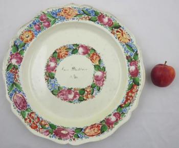 Talíř s barevnými květinovými věnečky a jménem Talíř s barevnými květinovými věnečky a jménem