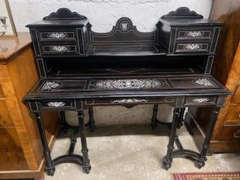 Psací stůl vykládaný rohovinou  Psací stůl vykládaný rohovinou