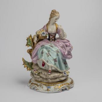 99. Sedící dívka s košem květů 99. Sedící dívka s košem květů