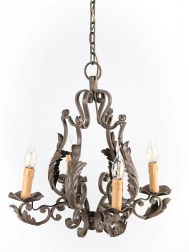 Zrestaurovaný kovový lustr Zrestaurovaný kovový lustr