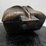 Bronzový objekt na kamenném podstavci Bronzový objekt na kamenném podstavci