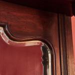 Anglický příborník s velkým zrcadlem – ručně vyřez Anglický příborník s velkým zrcadlem – ručně vyřez