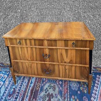 Tříšuplíková komoda dýhovaná  Tříšuplíková komoda dýhovaná