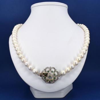 Perlový náhrdelník se zlatým uzávěrem Perlový náhrdelník se zlatým uzávěrem