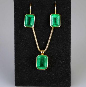 Náušnice a závěs se smaragdy Náušnice a závěs se smaragdy
