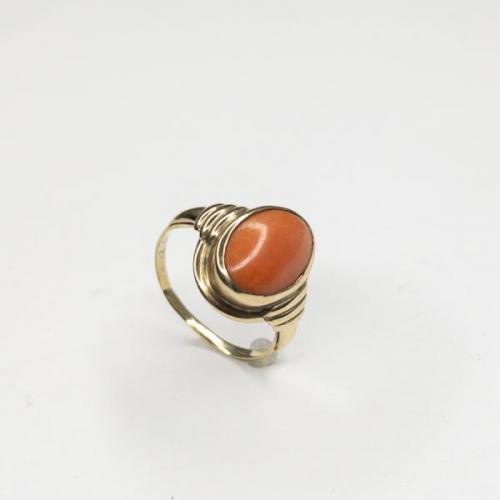 Zlatý prsten s korálem Zlatý prsten s korálem